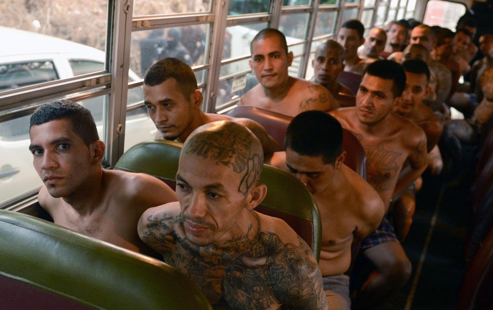 Nguoi El Salvador chay tron boi su de doa cua cac bang dang hinh anh