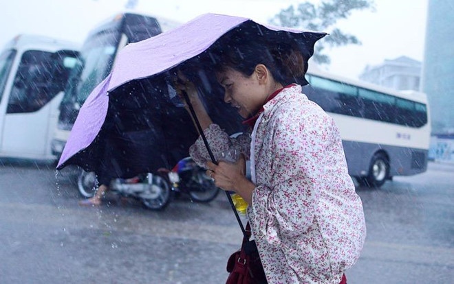 Nhiet do mien Bac giam dot ngot, canh bao dong set, mua lon hinh anh