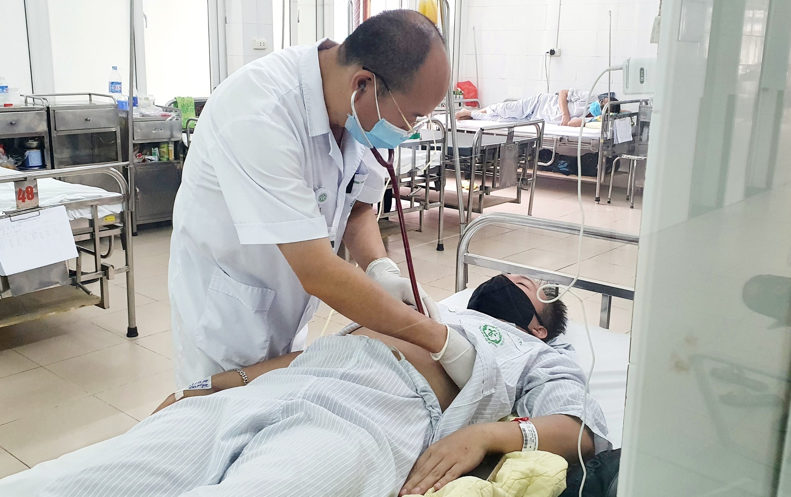Nguy co 'dich chong dich' vi can benh co trieu chung giong Covid-19 hinh anh