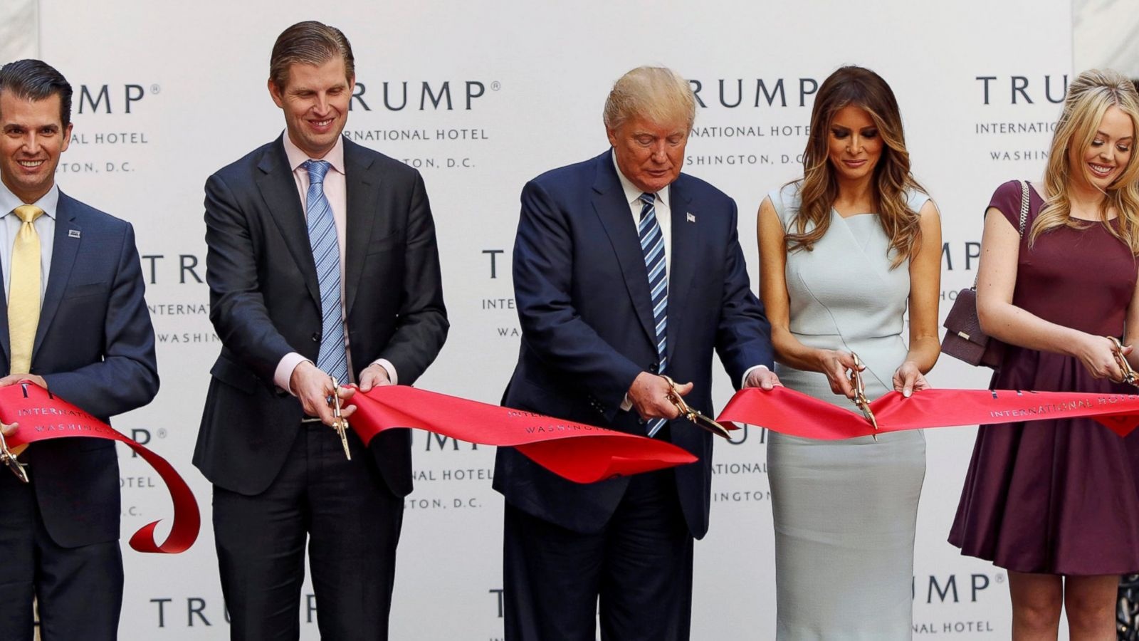 Bi cac cong ty tro mat, ong Trump se lam an ra sao khi roi Nha Trang? hinh anh