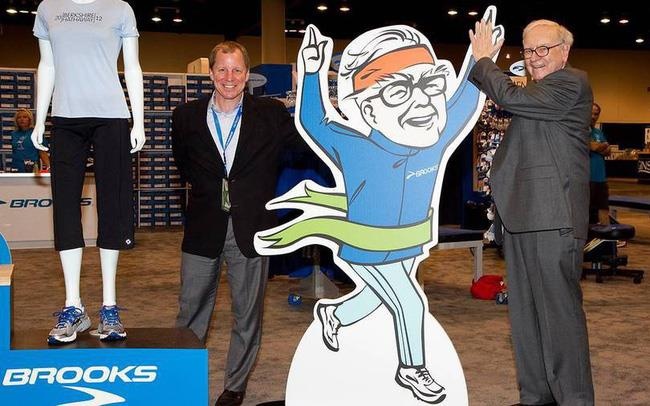 Hang giay cua Warren Buffett muon chuyen nha may sang Viet Nam hinh anh