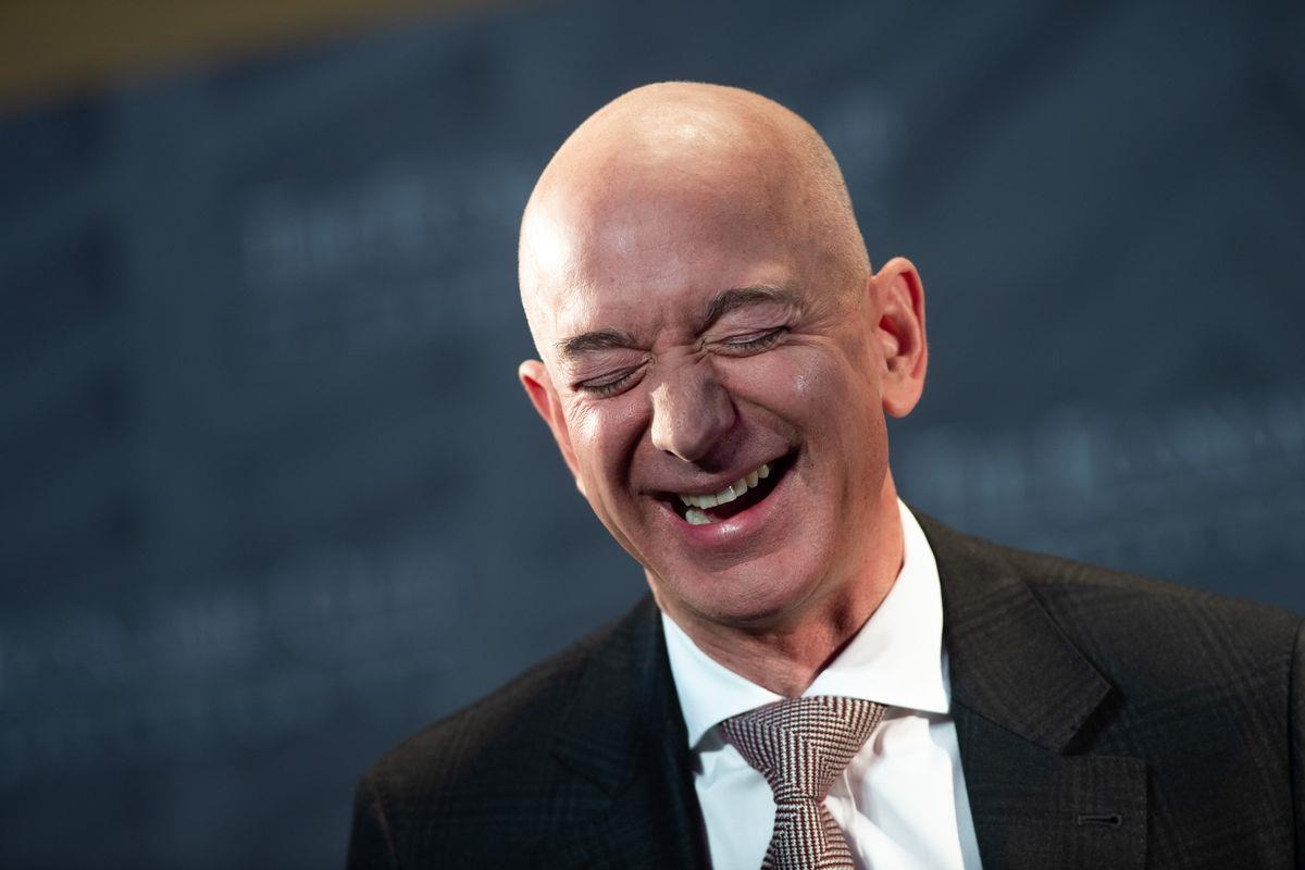 Ty phu Jeff Bezos da giau lai cang giau hon nho co phieu Uber hinh anh