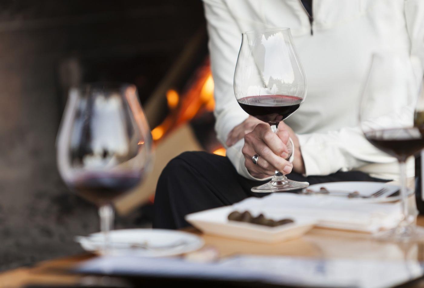 Nha hang Anh phuc vu nham chai ruou sang cho khach anh 1