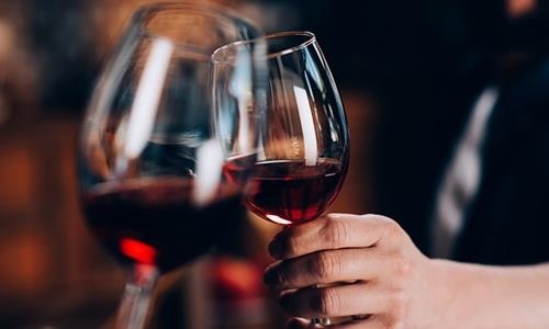 Nha hang Anh phuc vu nham chai ruou hang nghin USD cho khach hinh anh