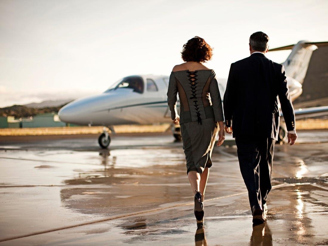 Dang cap sang chanh khi di may bay cua gioi sieu giau hinh anh