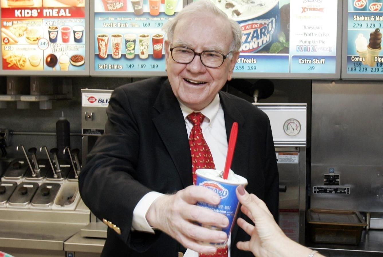 Bo ra 4,6 trieu USD de duoc an sandwich cung ty phu Warren Buffett hinh anh