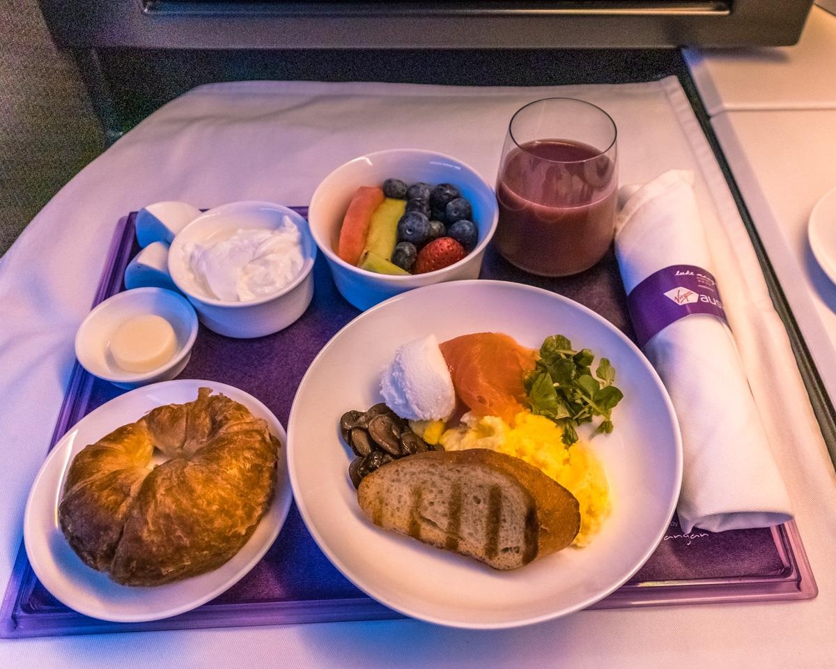 cac mon an duoc phuc vu tren may bay anh 25