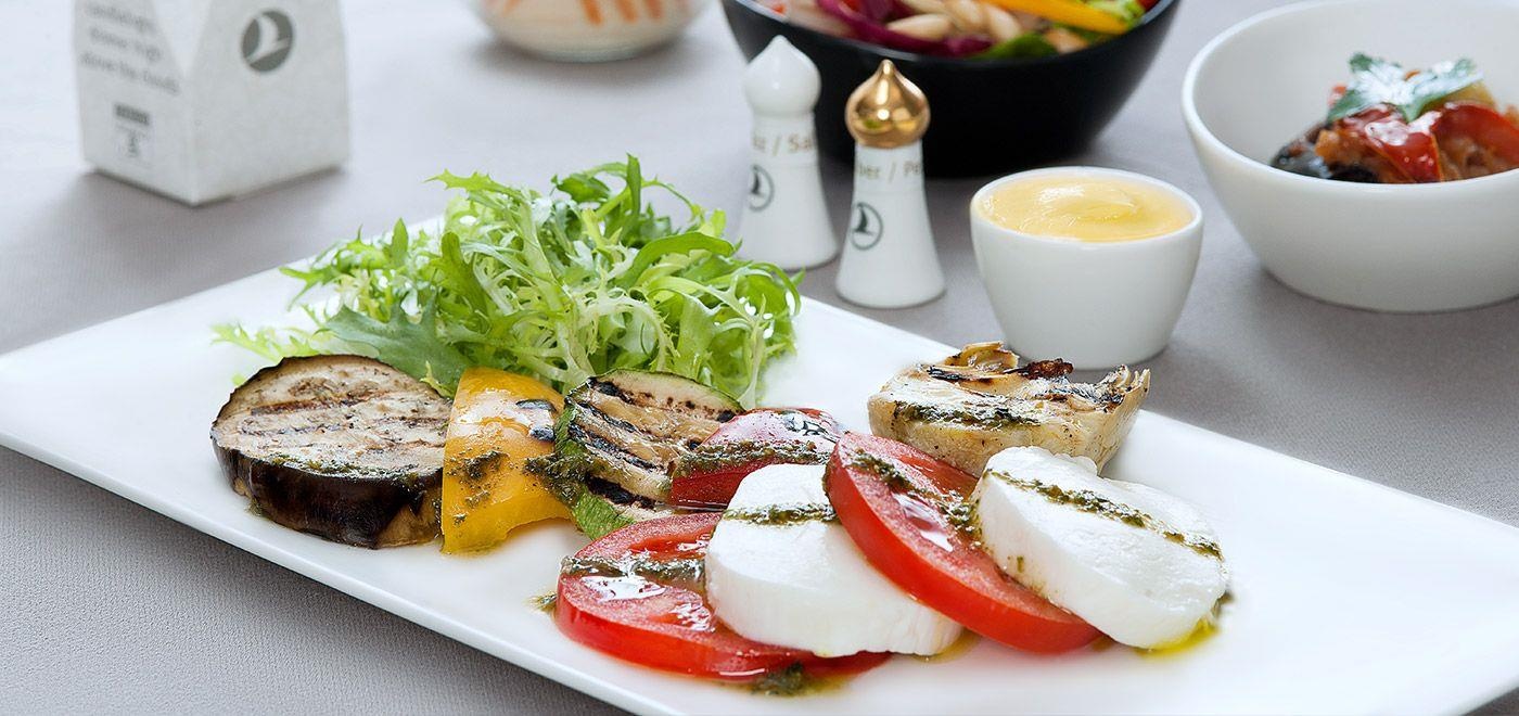 cac mon an duoc phuc vu tren may bay anh 10