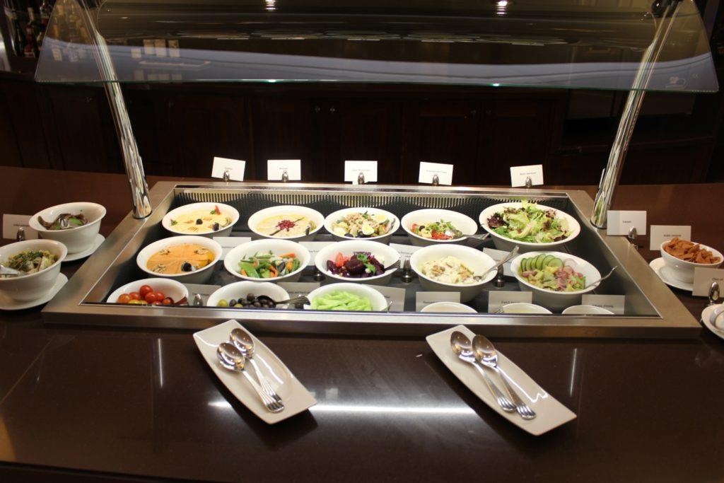 cac mon an duoc phuc vu tren may bay anh 9