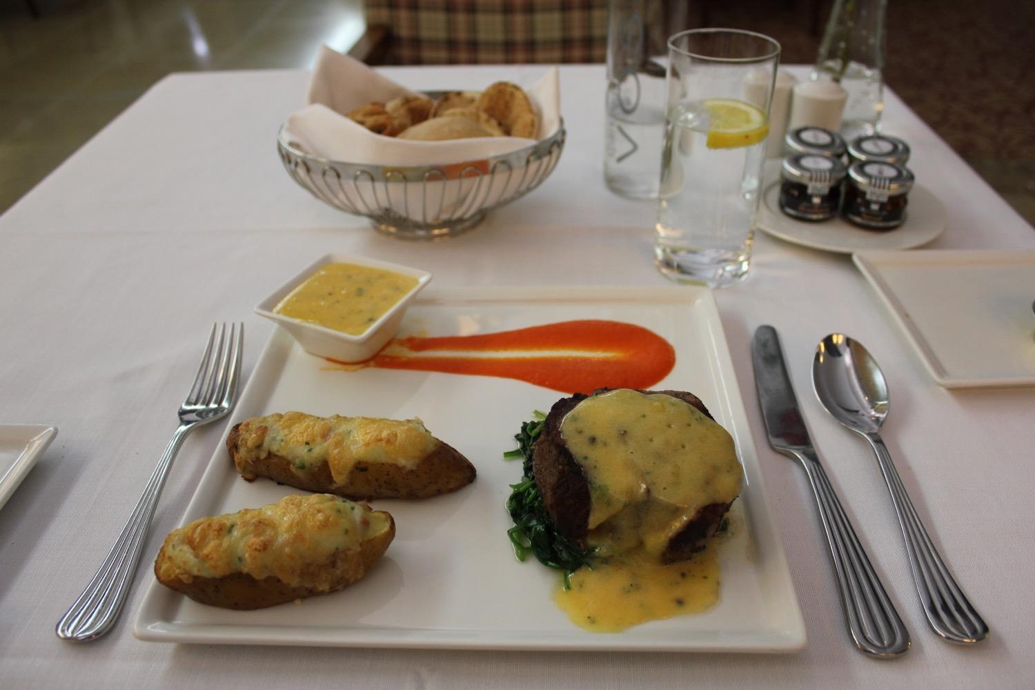 cac mon an duoc phuc vu tren may bay anh 8