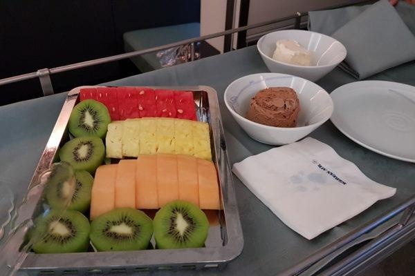 cac mon an duoc phuc vu tren may bay anh 15