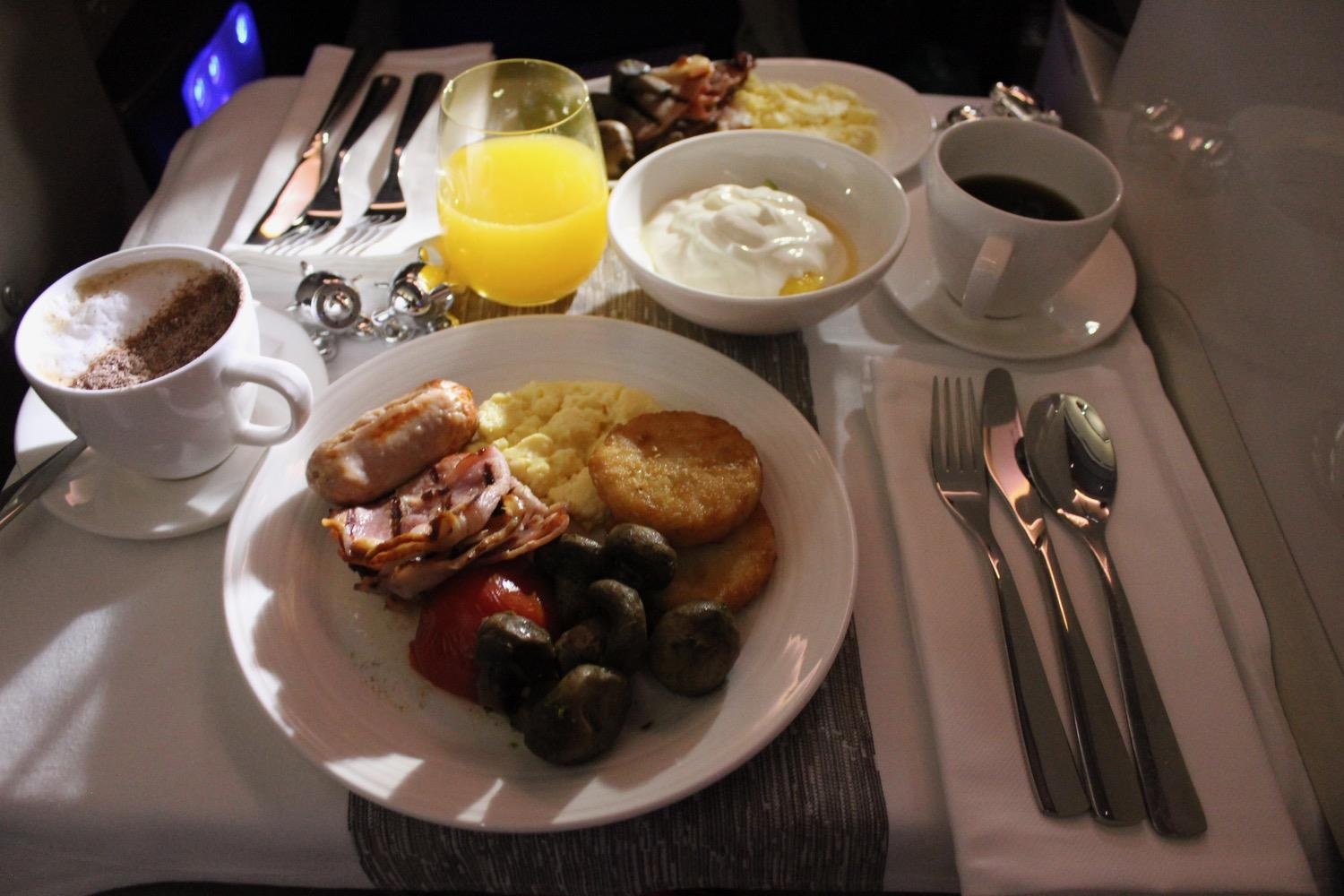 cac mon an duoc phuc vu tren may bay anh 24