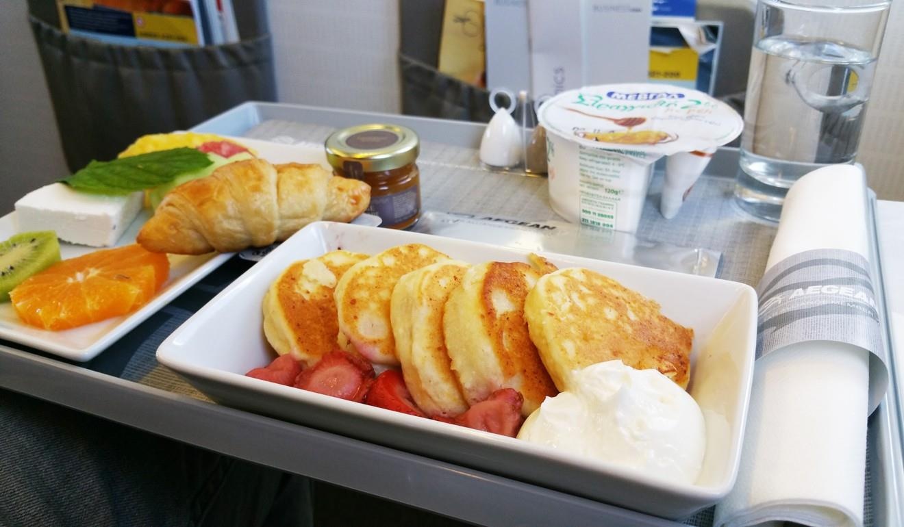 cac mon an duoc phuc vu tren may bay anh 21