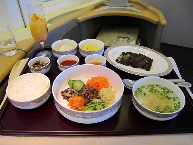 cac mon an duoc phuc vu tren may bay anh 18