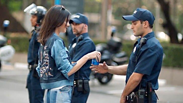 quang cao bi cam anh 5