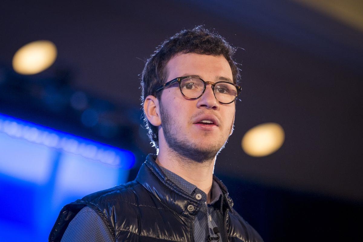 Bo dai hoc,  2 thanh nien kiem duoc 860 trieu USD anh 1