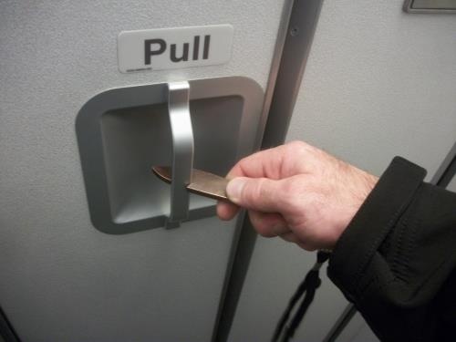 đồ bẩn nhất trên máy bay ảnh 5 do ban nhat tren may bay anh 5