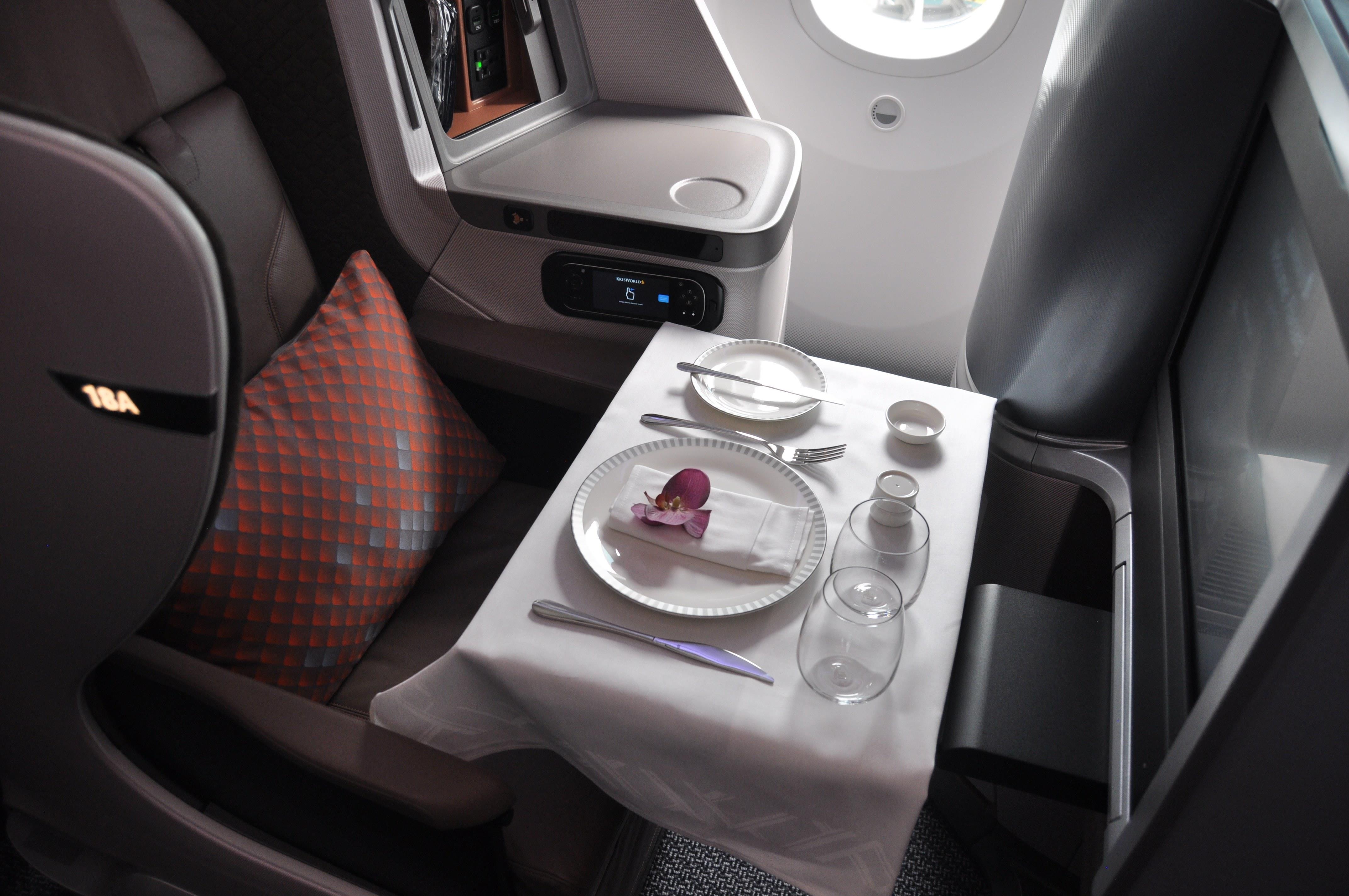 Bat ngo voi nhung do dung nhieu vi khuan nhat tren may bay hinh anh