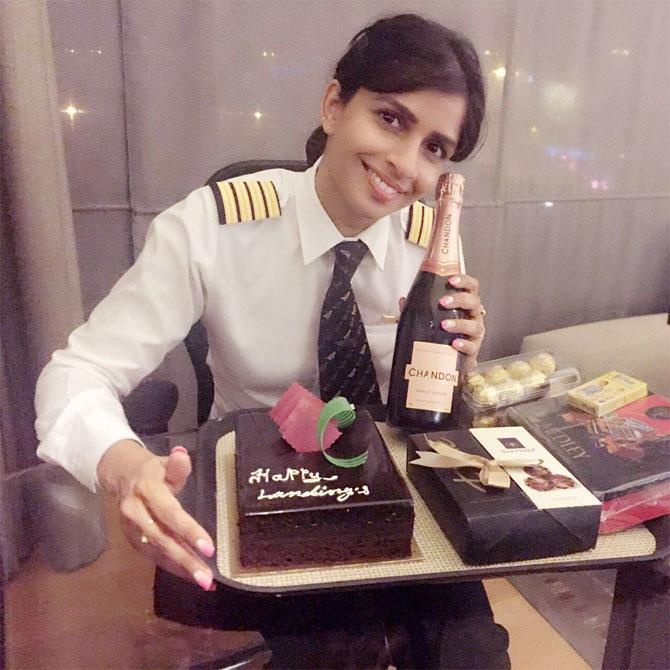 nu phi cong xinh dep anh 21