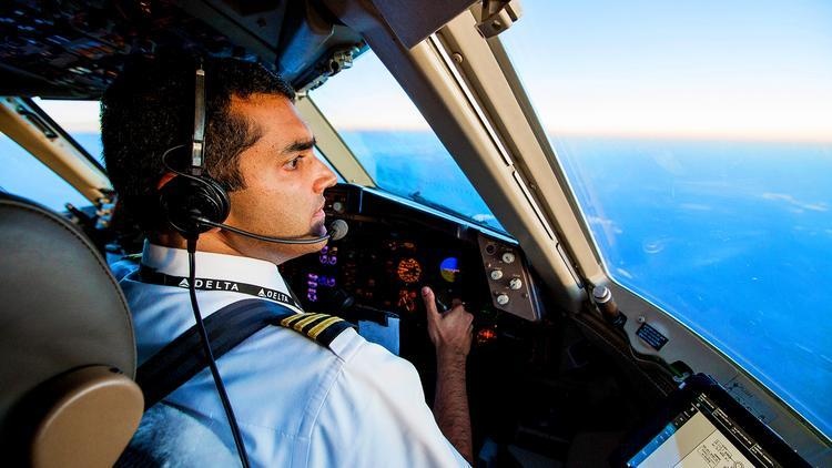 phi cong thuong lam gi trong chuyen bay anh 10