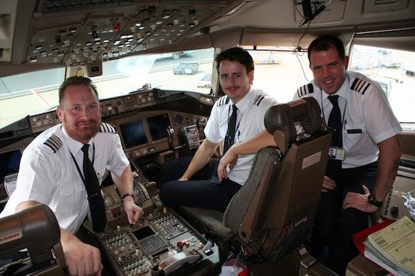 phi cong thuong lam gi trong chuyen bay anh 18