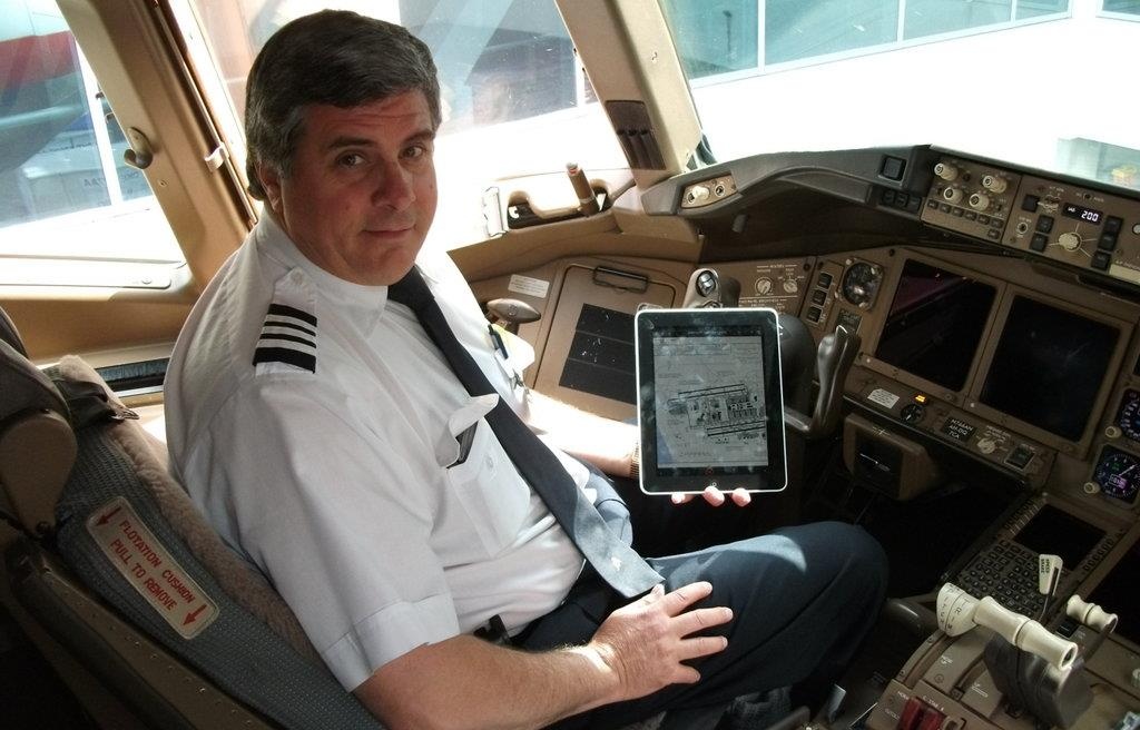 phi cong thuong lam gi trong chuyen bay anh 5