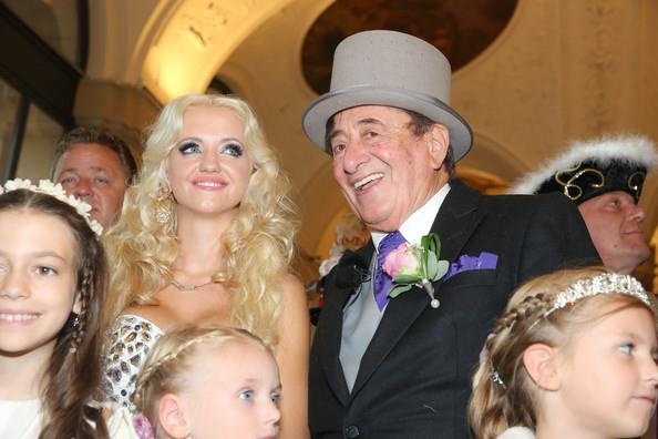 ty phu USD nhieu vo anh 9