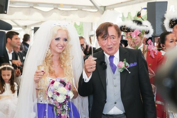 ty phu USD nhieu vo anh 8