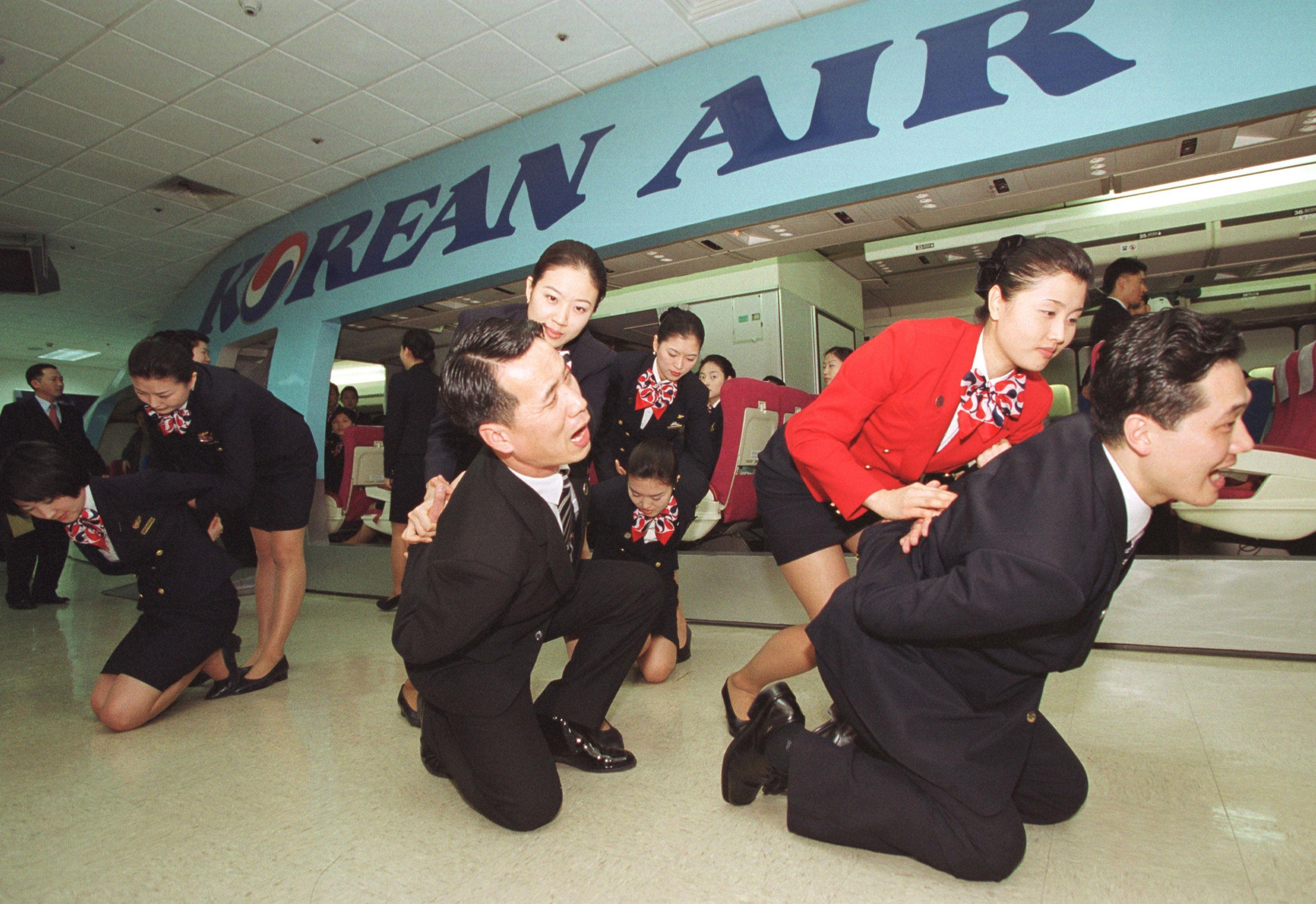 Tiep vien hang khong xu ly hanh khach gay roi tren may bay ra sao hinh anh