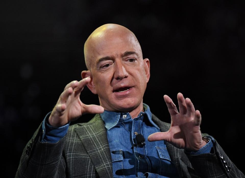 Jeff Bezos ban co phieu Amazon, thu ve 1,8 ty USD tien mat hinh anh