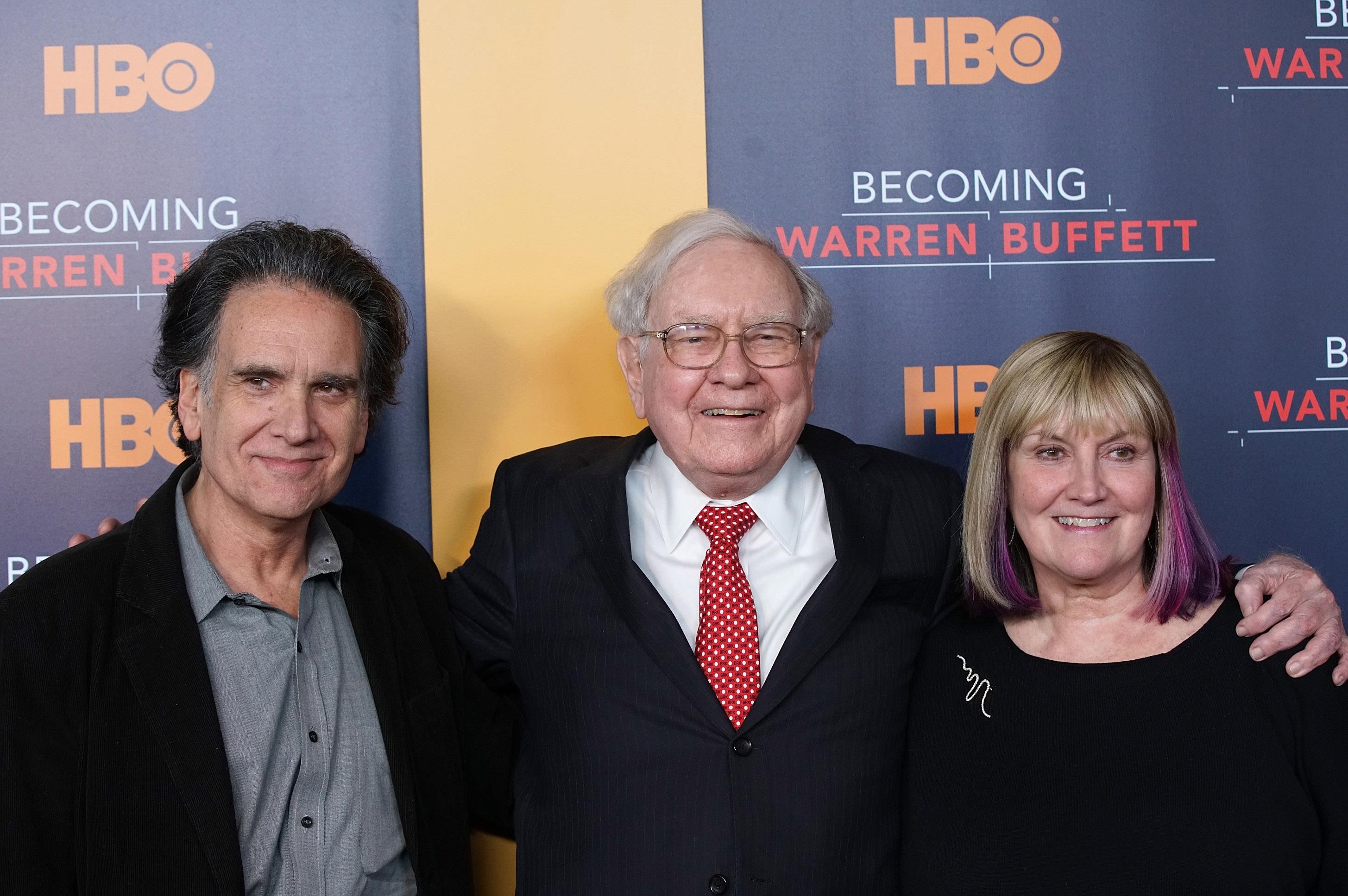 Ty phu Warren Buffett day con tiet kiem tien nhu the nao hinh anh