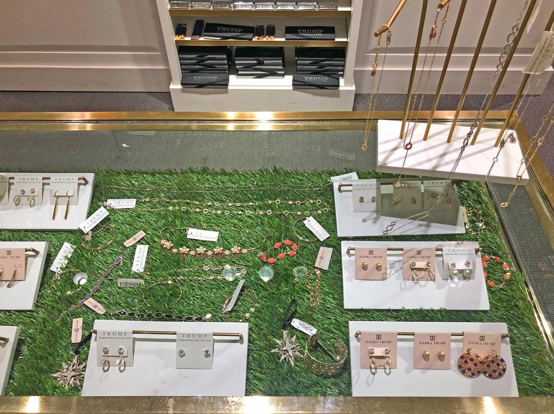 toa nha ban do nhan hieu Tong thong Trump anh 45