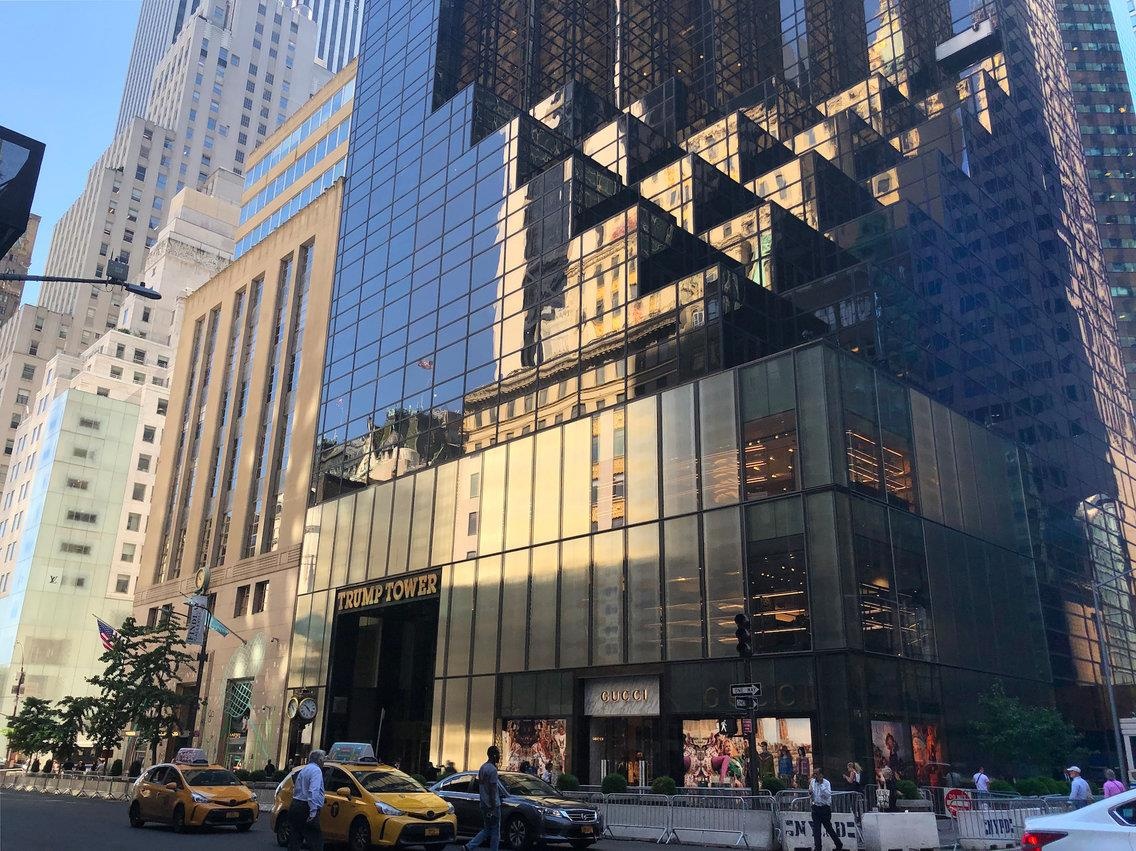 Ben trong Trump Tower, noi ban hang mang thuong hieu tong thong My hinh anh