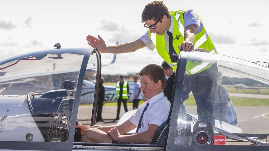 Chi phi dao tao mot phi cong chuyen nghiep o chau Au cao co nao? hinh anh