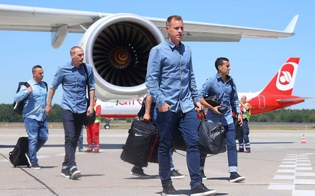 meo giup tranh met moi khi di may bay anh 16