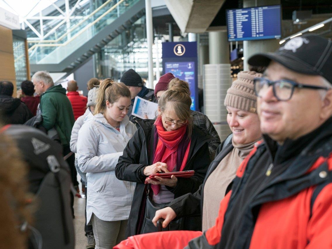 bi kip di du lich bang may bay anh 11