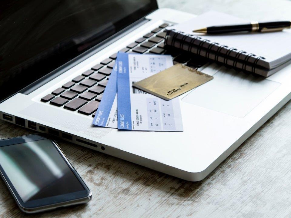 bi kip di du lich bang may bay anh 2