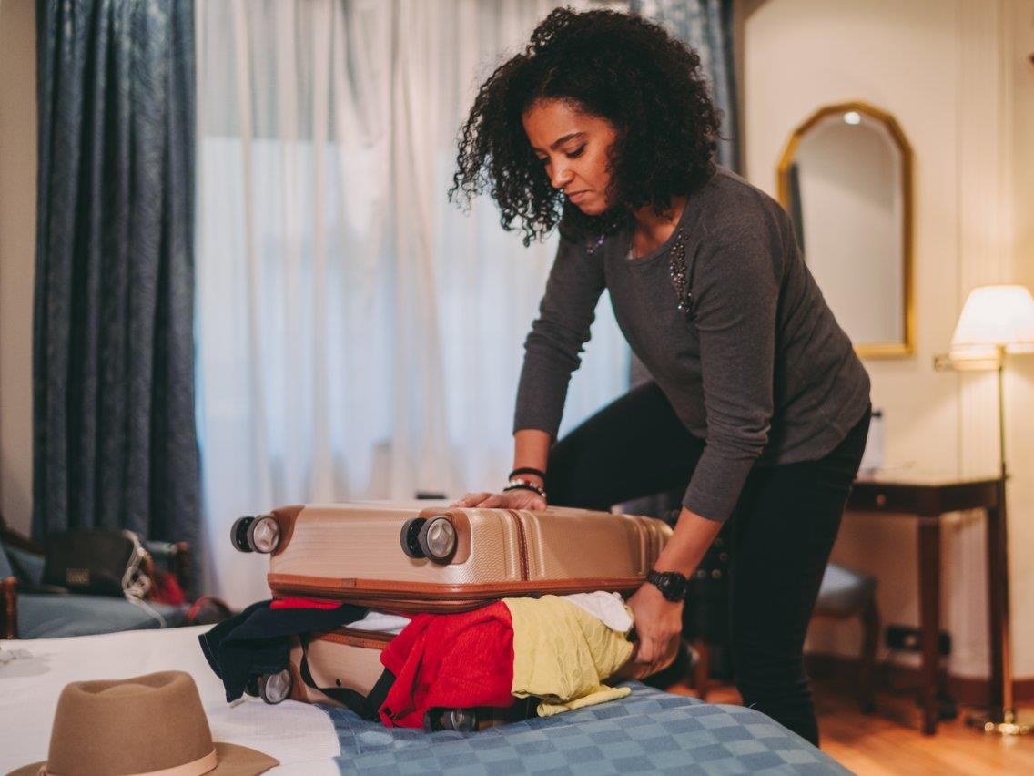 bi kip di du lich bang may bay anh 5