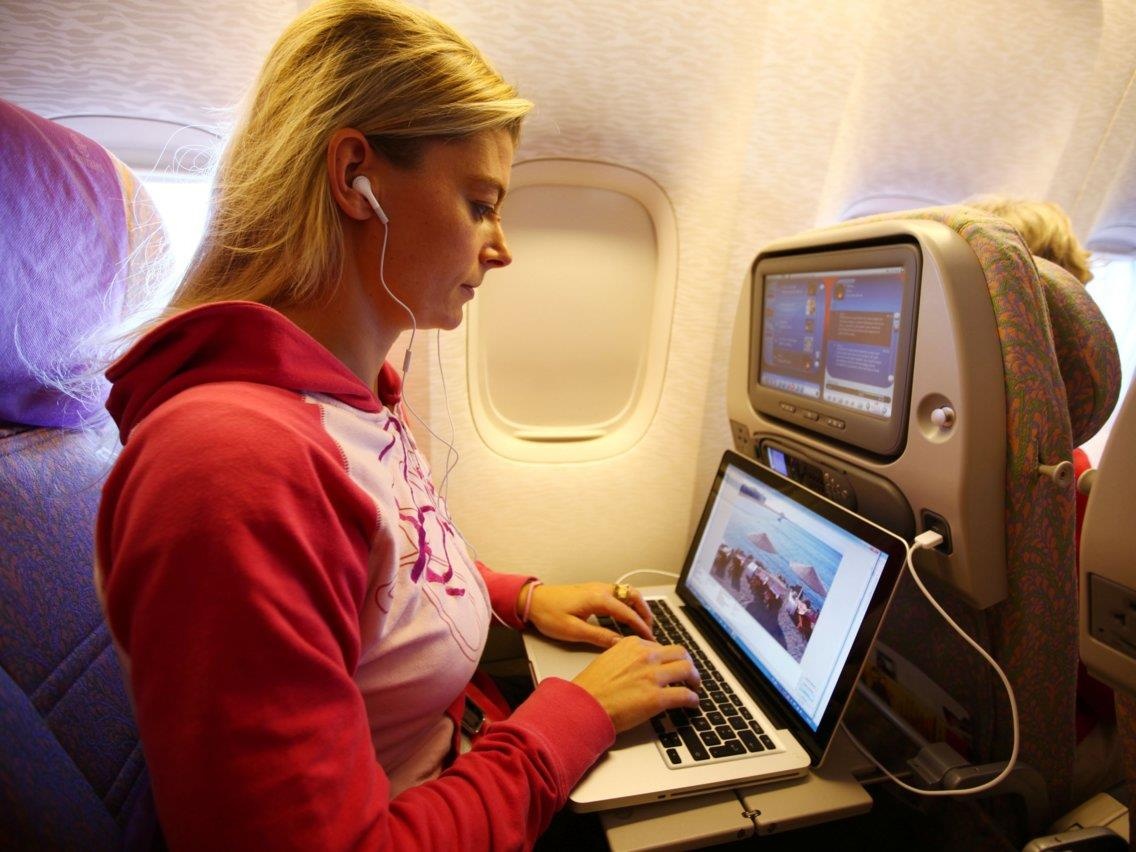 bi kip di du lich bang may bay anh 8