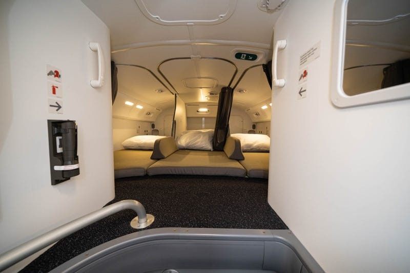 Chuyen bay dai nhat the gioi anh 12