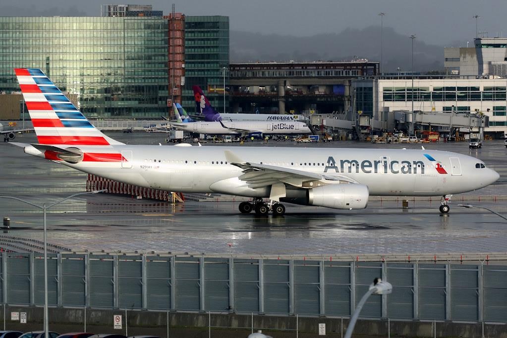 Hoa chat ro ri lam 2 tiep vien bat tinh, may bay My ha canh khan cap hinh anh