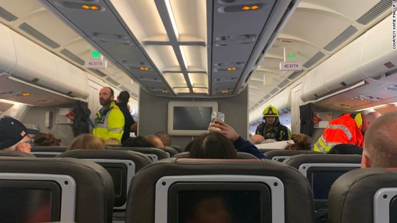 máy bay American Airlines hạ cánh khẩn cấp ảnh 1 may bay American Airlines ha canh khan cap anh 1