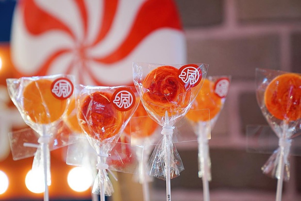 Jack Ma thử kẹo mút vị nước lẩu Trùng Khánh ảnh 1 Jack Ma thu keo mut vi nuoc lau Trung Khanh anh 1