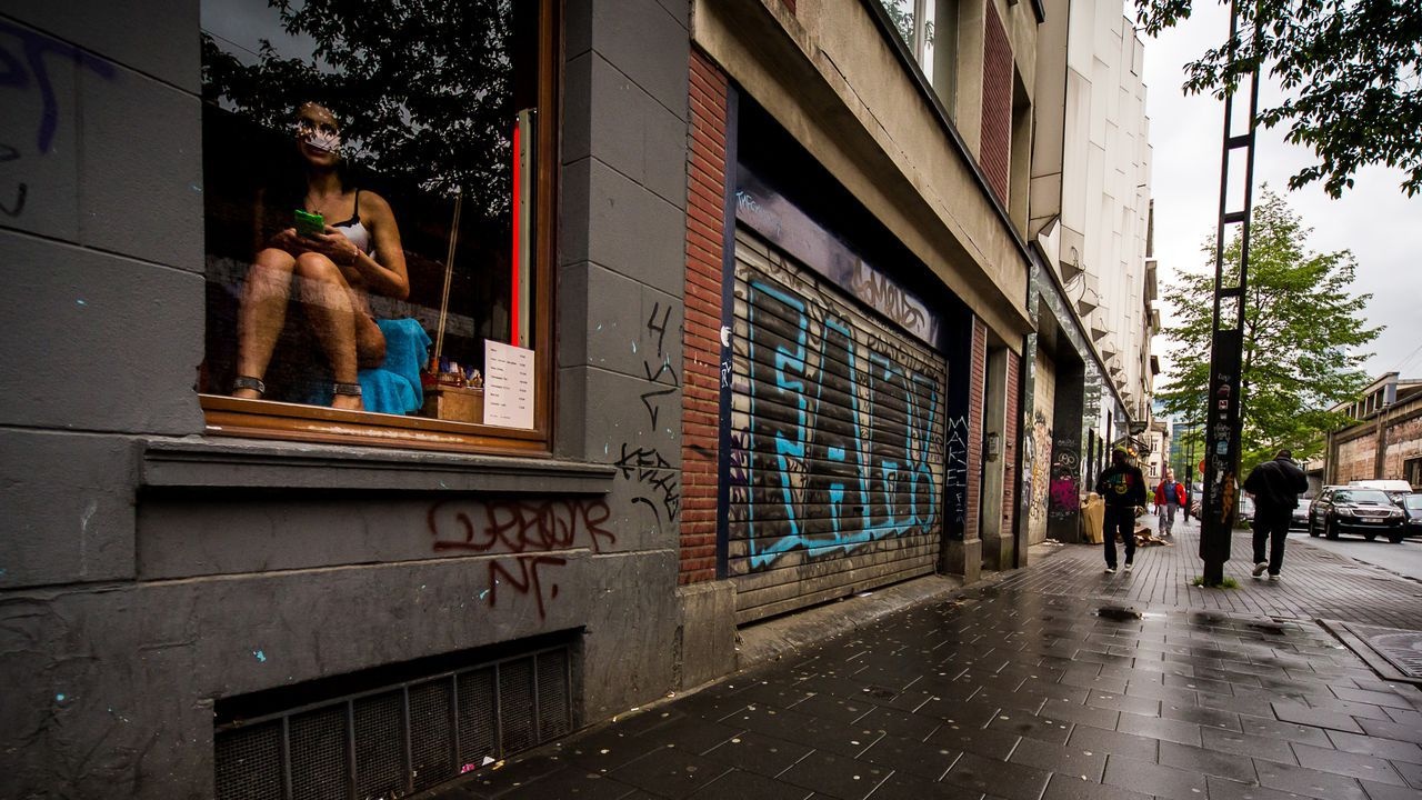 nguoi Bi chi hon 1 ty euro cho tinh duc anh 1