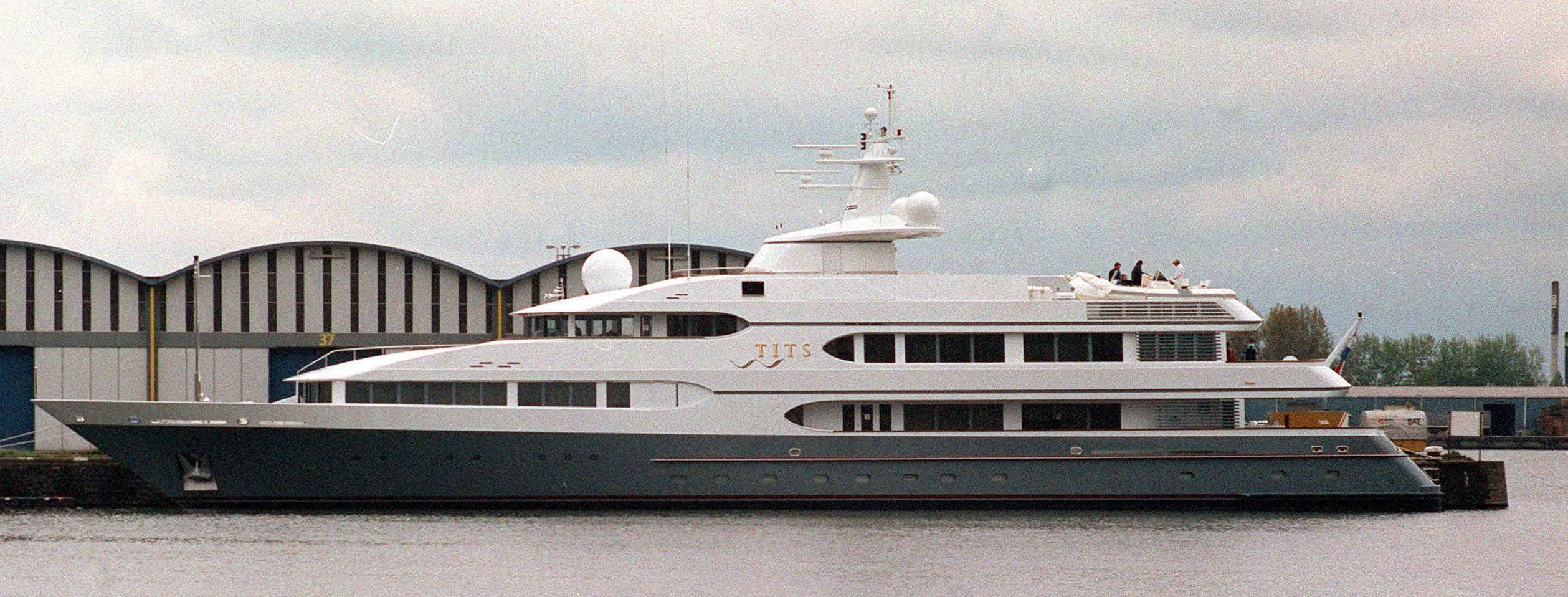 gia the doi truong U2 Brunei anh 6