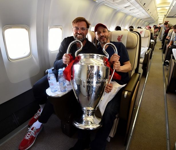 May bay cua ong chu CLB Liverpool truot khoi duong bang khi ha canh hinh anh