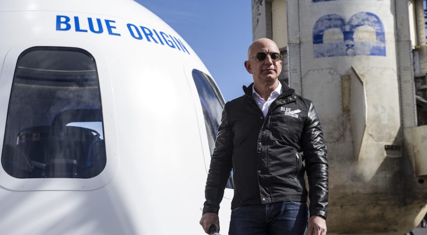 Jeff Bezos phong ten lua gui nghin la thu len vu tru hinh anh
