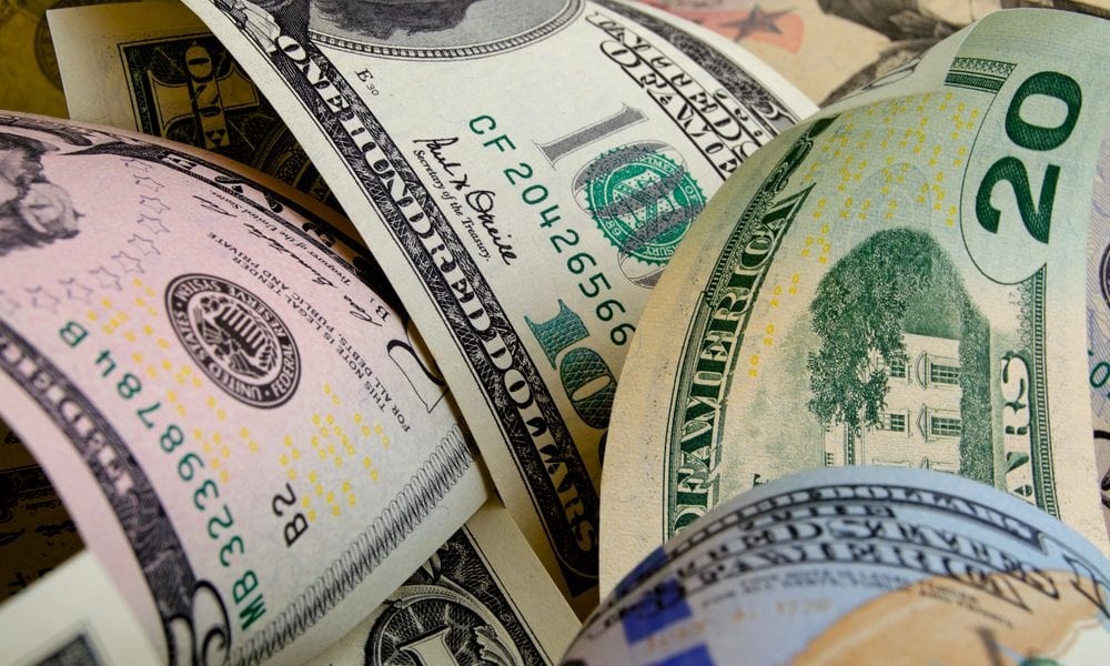 Nguoi dan ong khoe anh chup voi gan 90.000 USD an cap tu ngan hang hinh anh