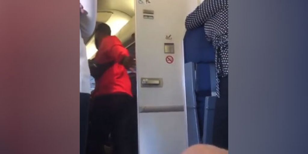 tro lo cua hanh khach tren may bay anh 5