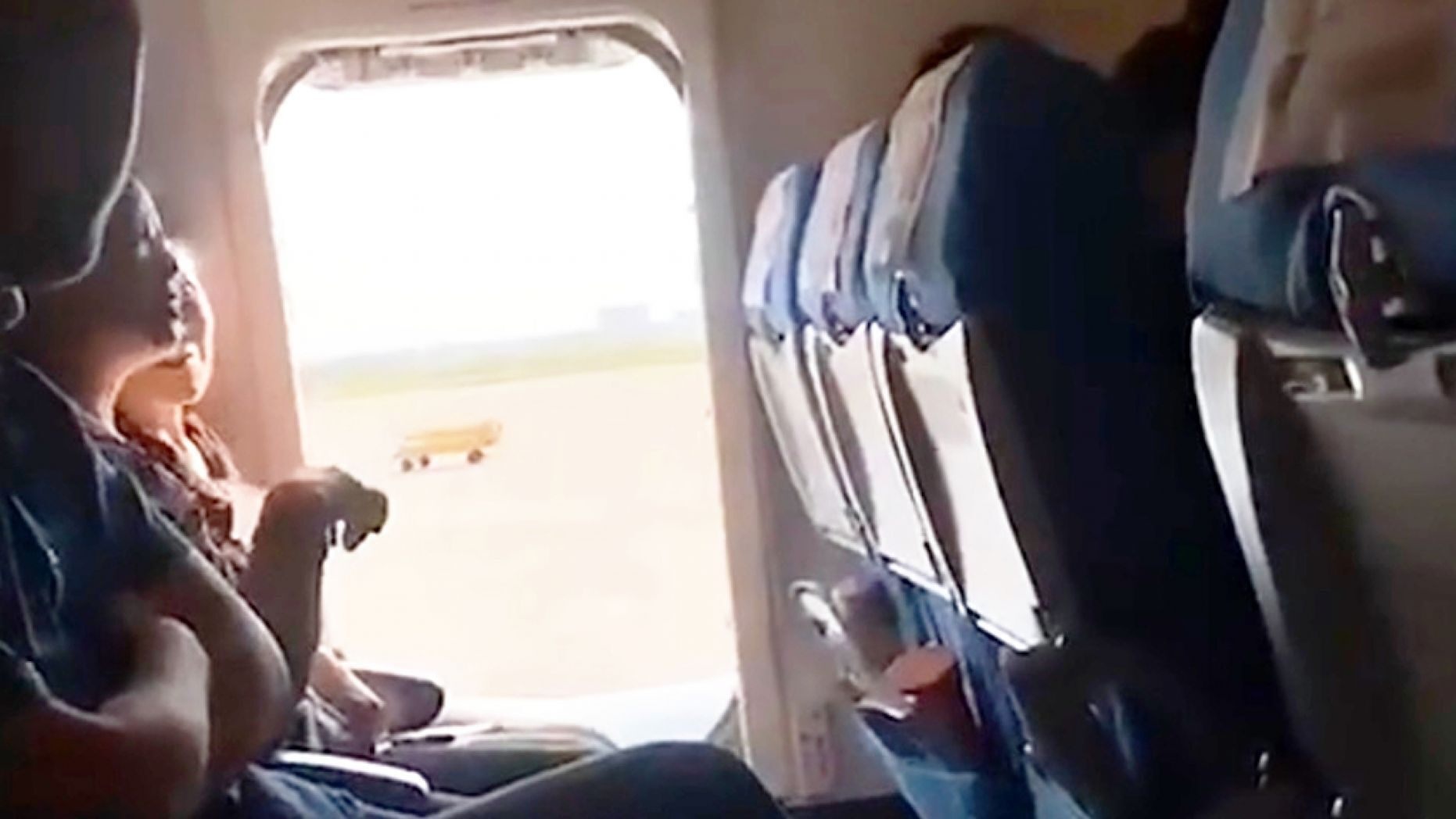 tro lo cua hanh khach tren may bay anh 6